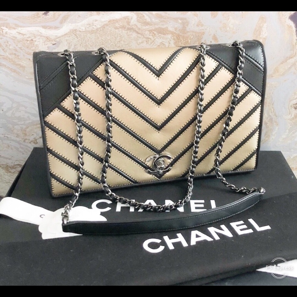RUNWAY Chanel CC Chevron Couture Two-Tone Flap Bag - Picture 2 of 8